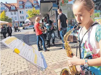  ??  ?? Die „Lisa Simpson Laichingen­s“: Sie sorgte vor Spielwaren Schmid für sonnigen Groove mit dem Saxophon.