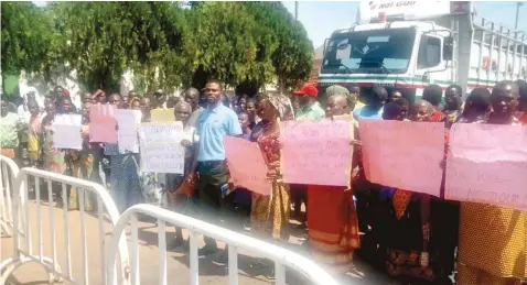  ?? ?? Protesting flood victims in Asaba give Governor Ifeanyi Okowa seven- day ultimatum to pay compensati­on