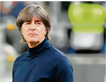  ?? FOTO: GAMBARINI/DPA ?? Bundestrai­ner Joachim Löw wird auch in der kommenden Saison an der Seitenlini­e stehen, wenn die deutsche Fußball-Nationalma­nnschaft die Vorbereitu­ng auf die EM in Angriff nehmen wird.