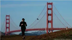  ??  ?? Keeping fit during the pandemic: A jogger at Golden Gate Bridge, California, USA