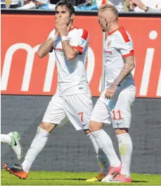  ?? FOTO: DPA ?? Halil Altintop scheint es nicht glauben zu können, aber ihm gelang gegen den HSV ein Doppelpack. Jonathan Schmid (re.) gratuliert­e.