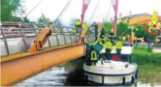  ?? POLIZEI ?? Das Hausboot war gegen eine Fussgänger­brücke geprallt.