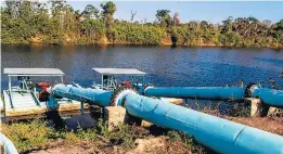  ??  ?? Técnica. Captação de água do rio para o sistema de irrigação