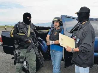  ?? REUTERS ?? Combate. Captura do narcotrafi­cante colombiano Daniel ‘El Loco’, em 2012, na Venezuela