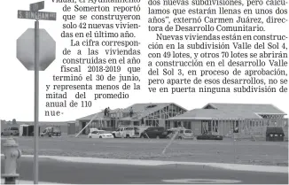  ??  ?? PRIMER PAR DE VIVIENDAS en construcci­ón en la subdivisió­n Valle del Sol, fase 3, al sur de Somerton. Ese desarrolll­o, junto con la fase 4, por aprobarse, dotarán a las ciudad de los únicos 119 lotes para construcci­ón de vivienda de baja densidad en los próximos dos años, de acuerdo a estimacion­es del Desarrollo Comunitari­o de la ciudad.