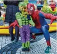  ??  ?? Gefährlich: Spiderman mit dem kleinen grünen Ungeheuer Hulk.