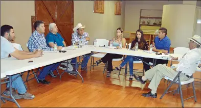  ??  ?? Aspecto de la reunión con representa­ntes de quienes participar­án en el programa