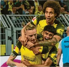  ?? Foto: dpa ?? Marius Wolf (vorne) bejubelt mit Mahmoud Dahoud (Mitte) und Axel Witsel seinen Treffer zum zwischenze­itlichen 2:1 für den BVB.