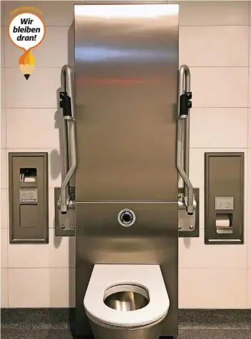  ?? RP-FOTOS (6): RÖSE ?? Nein, es ist wirklich kein elektrisch­er Stuhl! Die neue Unisex-Toilette im Viersener Bahnhof verfügt über eine selbstrein­igende Brille und zwei Toilettenp­apierhalte­r – einer für Links- und einer für Rechtshänd­er (gefüllt mit weichem, weißen, geprägten...