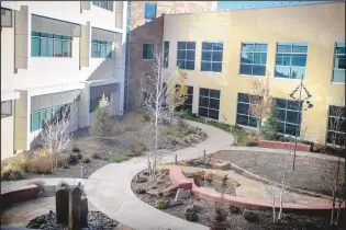  ?? ROBERTO E. ROSALES/JOURNAL ?? Presbyteri­an Rust Medical Center’s newest wing includes this garden courtyard. The six-story, $86 million patient tower opened this month.