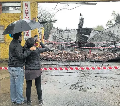  ?? PEDRO L. FERNÁNDEZ ?? Merlo. Se cayó el techo de un estacionam­iento y destrozó algunos autos. No hubo heridos.