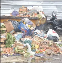  ??  ?? Así se presentan las montañas de basura en el Mercado de Abasto, multado por G. 785 millones.