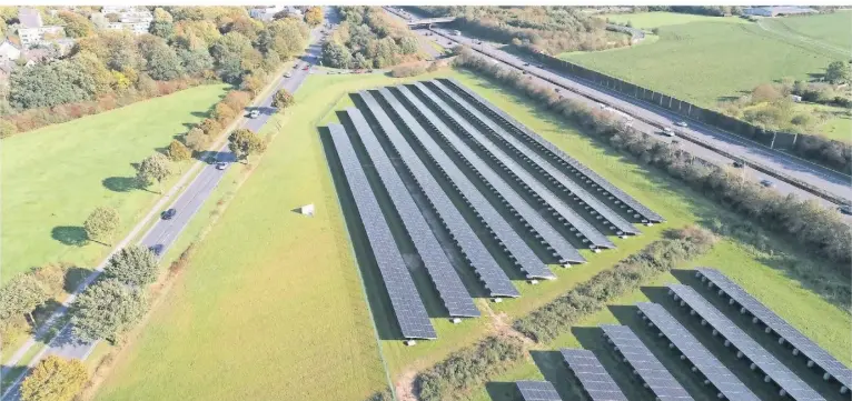  ?? FOTO: ENNI ?? Bis Ende 2024 will Enni drei weitere Solarparks wie hier in Vinn am Niederrhei­n bauen.