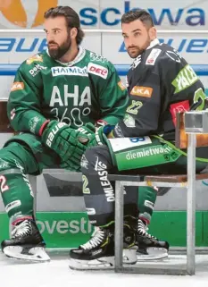  ?? Foto: Ulrich Wagner ?? Runter von der Bank, rauf aufs Eis: Brady Lamb (links) und Scott Valentine laufen im ersten Champions-Hockey-League-Spiel der Augsburger Panther auf.