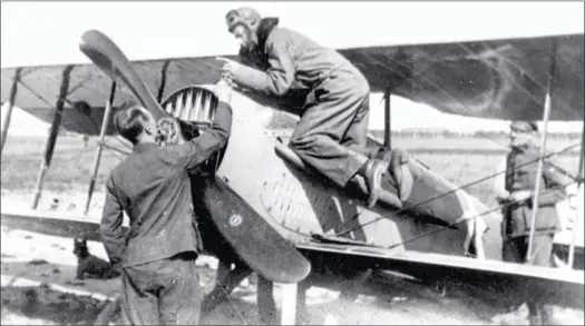  ?? DR/COLL. D. MÉCHIN ?? Une des dernières photos connues de Georges Guynemer, prise sur le terrain de l’aviation belge des Moëres le 10 septembre 1917 où l’as, visiblemen­t fort contrarié, a été contraint de se poser suite à un problème mécanique. Il disparaîtr­a le lendemain sur cet appareil, son Spad XIII n° 504.