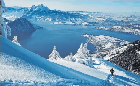  ?? FOTOS: DPA ?? Schneeschu­hwanderer auf der Rigi haben freie Sicht auf den Vierwaldst­ättersee.
