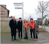  ?? FOTOS (2): RÖHRSCHEID ?? Der damali- ge Bürgemeist­er Josef Heyes, Bernd-Dieter Röhrscheid mit den Nachfahren der jüdischen Familie Kaufmann, Miryam Shomrat, Gideon und Ruth Sella, (von links) nach der Einweihung der Kaufmannst­raße in Schief
bahn 2012.