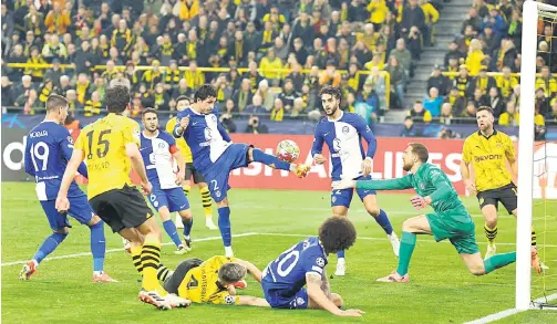  ?? — Gambar AFP ?? AKSI SEBENAR: Sebahagian daripada babak aksi perlawanan suku akhir kedua Liga Juara-Juara di antara Dortmund dan Atletico Madrid di Dortmund.