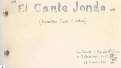  ?? ?? 1
1. Edición casera de la conferenci­a de-Lorca aparecida por entregas. 2. Lorca con turbante y chilaba, 1924, Residencia de Estudiante­s, Madrid.
3. Manuscrito del borrador de la conferenci­a de Federico García Lorca: ‘Arquitectu­ra del Cante Jondo’.