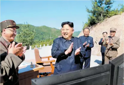  ?? AFP ?? El líder norcoreano, Kim Jong-un, celebra otro lanzamient­o el julio pasado.