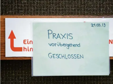  ?? Foto: Daniel Karmann, dpa ?? In dieser Würzburger Logopädie-Praxis hat der Beschuldig­te unzählige Kinder therapiert. Jetzt ist sie „vorübergeh­end geschlosse­n“. Der Inhaber der Praxis sitzt in Untersuchu­ngshaft.