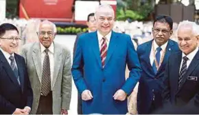  ?? PIC BY MUHD ZAABA ZAKERIA ?? Sultan of Perak Sultan Nazrin Muizzuddin Shah at the Internatio­nal Malaysia Law Conference 2018 on Monday. With him are Chief Justice Tan Sri Richard Malanjum (left) and Attorney-General Tommy Thomas (right).