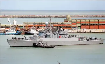  ??  ?? Rastreo. Por mar y aire realizan la búsqueda del submarino argentino que desapareci­ó el miércoles pasado con 44 tripulante­s. La nave debía llegar a puerto entre ayer y hoy.