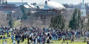  ?? Jim Michaud/Hearst Connecticu­t Media ?? University of Connecticu­t students crowd on a hill near campus during the solar eclipse on April 8 at Horsebarn Hill in Storrs