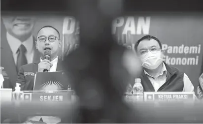  ?? HENDRA EKA/JAWA POS ?? BERI MASUKAN: Sekjen PAN Eddy Soeparno (kiri) didampingi Ketua Fraksi PAN DPR Saleh Daulay saat menyampaik­an paparan refleksi akhir tahun di kantor DPP PAN, Jakarta, kemarin (30/12).