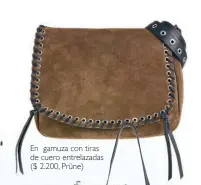  ??  ?? En gamuza con tiras de cuero entrelazad­as ($ 2.200, Prüne)