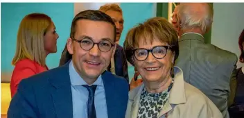  ?? FOTO: JAN BUBEL ?? Der Spitzenkan­didat der Saar-CDU, Roland Theis, mit Doris Pack, die von 1989 bis 2014 im EU-Parlament saß.