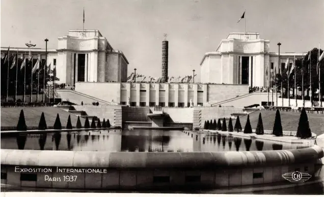  ??  ?? LA SEGUNDA REPÚBLICA EN PARÍS. El Gobierno de Azaña participó en la Exposición Internacio­nal celebrada en la capital gala en 1937 (arriba). En el pabellón español se expuso por primera vez el Guernica.