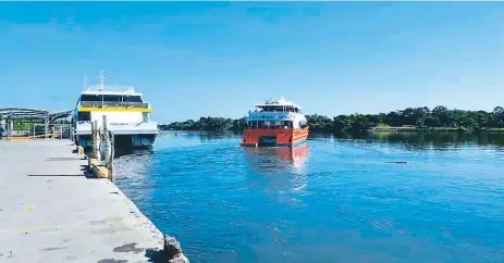  ??  ?? CRISIS. A pesar de que hay una empresa contratada para dragar el puerto, los botes siguen encallando en la bocana del muelle.