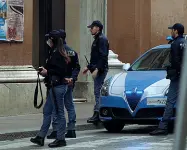  ??  ?? Controlli Poliziotti fanno rispettare i divieti del Dpcm