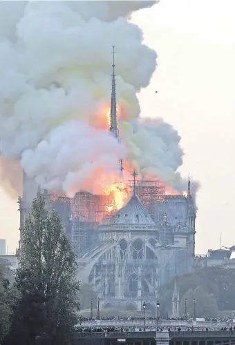  ??  ?? Notre Dame de París es una obra arquitectó­nica que inspiró a literatos y artistas. La fachada y las dos torres principale­s son los únicos sectores que pudieron ser salvados por los bomberos. (AFP)