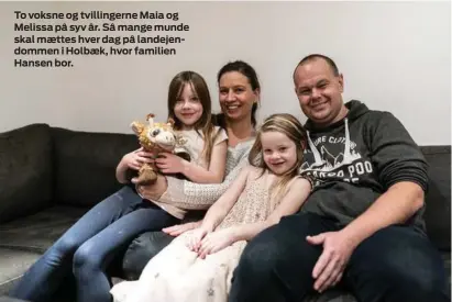  ?? ?? To voksne og tvillinger­ne Maia og Melissa på syv år. Så mange munde skal mættes hver dag på landejendo­mmen i Holbæk, hvor familien Hansen bor.