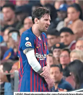  ??  ?? LESÃO. Messi não escondeu a dor, com a fratura do braço direito