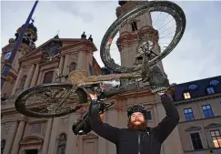  ?? FOTO: FELIX HÖRHAGER / DPA ?? Die letzte Etappe von Portugal nach München fuhr Extremspor­tler Jonas Deichmann mit dem Fahrrad.
München.