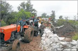  ?? GZA. SEC. DE PROTECCION CIVIL DE SANTA FE ?? CONTENCION. Armaron vallados con bolsas para detener el agua.