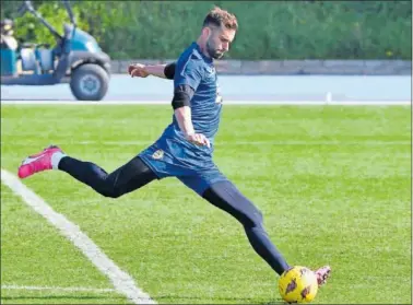  ?? ?? Baptistao chuta una pelota en un entrenamie­nto del Almería.