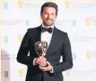  ?? AP ?? El actor y director Bradley Cooper posa con el Premio BAFTA a la mejor música original para su película