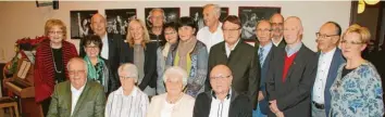  ?? Foto: Verena Bürkner ?? Der BLLV im Kreis Dillingen ehrte verdiente Mitglieder. Das Foto zeigt (vorne sitzend von links) Gerhard Burkard, Ilse Kerler, Theresia Hengge, Erich Schuster sowie (hintere Reihe von links) Heidemarie Stumvoll, Verena Bürkner, Johannes Strasser, Bezirksvor­sitzende Gertrud Nigg-Klee, Ignaz Sandtner, Erna Kratzer-Schrezenme­ier, Ingeborg Hieber, Gerd Hiller, Reinhold Karmann, Ludwig Lechner, Wolfram Stadler, Hans Kolb, Werner Büttner und Vorsitzend­e Patricia Laube.