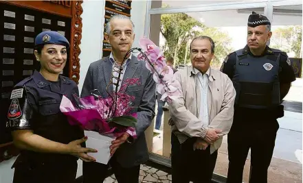  ?? Gilberto Marques/Divulgação ?? Governador de São Paulo, Márcio França (PSB) entrega flores à cabo Katia Sastre na zona leste