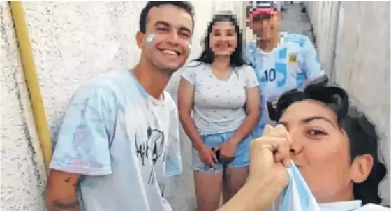  ?? FOTOS: ARCHIVO LA NUEVA. ?? UNA FOTOGRAFÍA tomada pocas antes del crimen, cuando la víctima y Rojas observaron un partido de la selección argentina junto a una pareja de amigos.