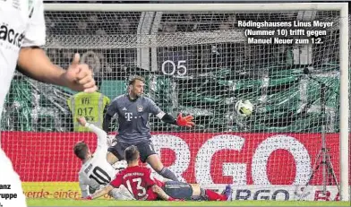  ??  ?? Rödingshau­sens Linus Meyer (Nummer 10) trifft gegen Manuel Neuer zum 1:2.