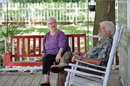  ?? HYOSUB SHIN / HSHIN@AJC.COM ?? Anita Beaty, with her husband, Jim Beaty, on the front porch of their home following her resignatio­n from the Peachtree-Pine homeless shelter she founded in the late ’90s.