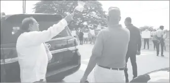  ??  ?? Prime Minister Moses Nagamootoo waving at the protesters