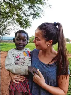  ??  ?? Francesca Cyris hilft nicht nur auf der Krankensta­tion, sondern unterricht­et die Kinder im Ort in Musik und Sport.