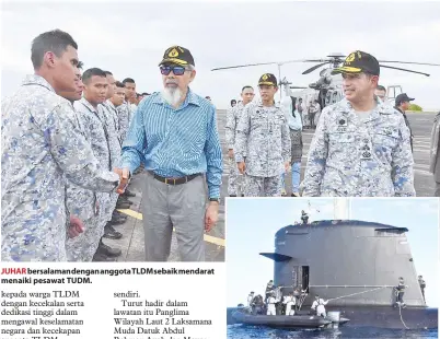  ??  ?? JUHAR bersalaman dengan anggota TLDM sebaik mendarat menaiki pesawat TUDM. KREW kapal selam menunjukka­n kecekapan dalam mengendali­kan KD Tun Razak di perairan Lima.