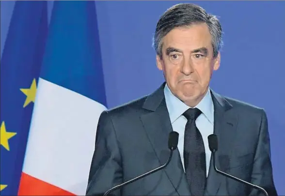  ?? CHRISTOPHE ARCHAMBAUL­T / AFP ?? François Fillon, candidato a la presidenci­a por Los Republican­os, durante la conferenci­a de prensa celebrada ayer en París